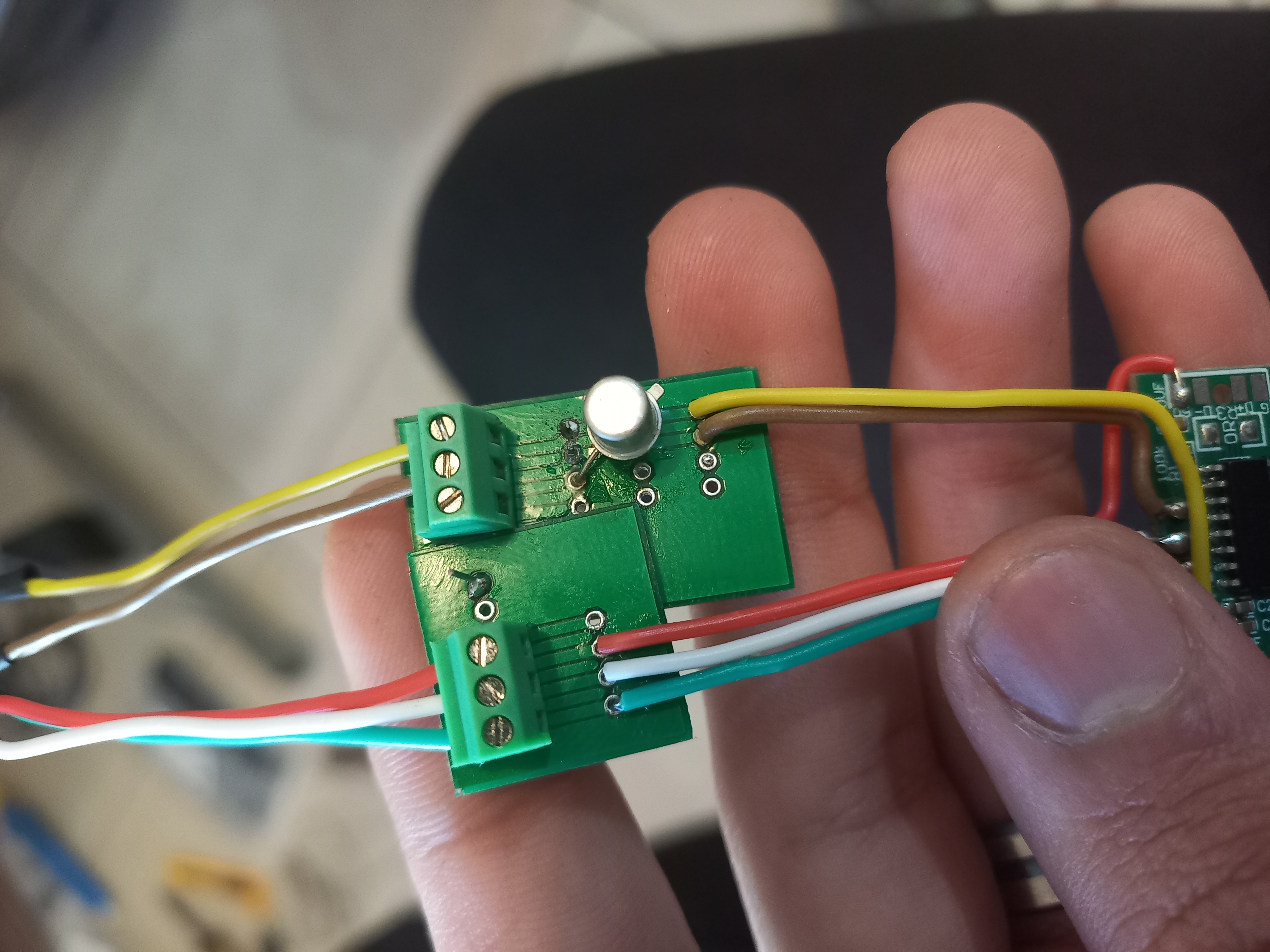 Placa de adaptación OTG conectada al circuito de Dry Monitor