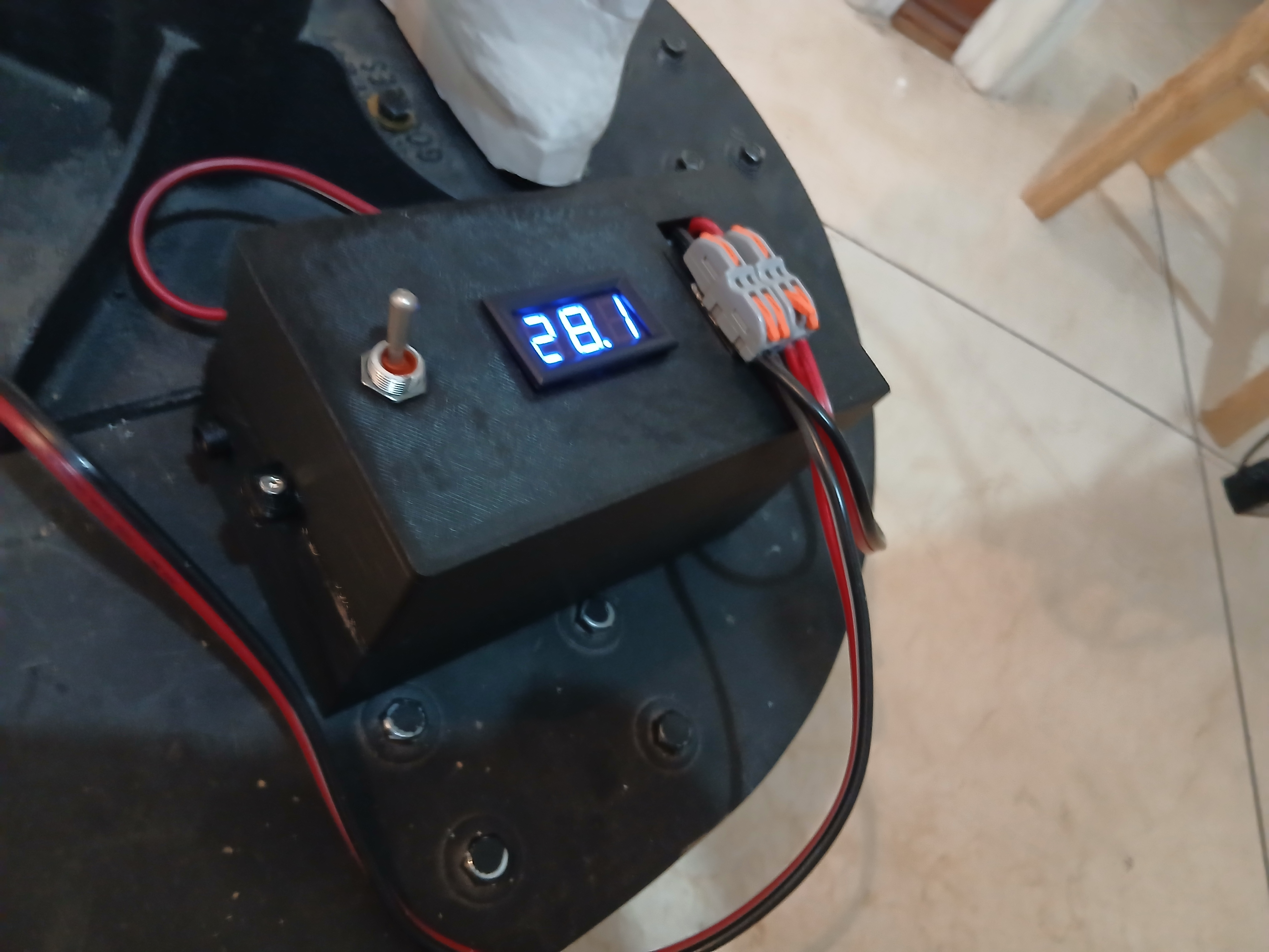 Caja de batería de T2 con pantalla de voltaje en la base