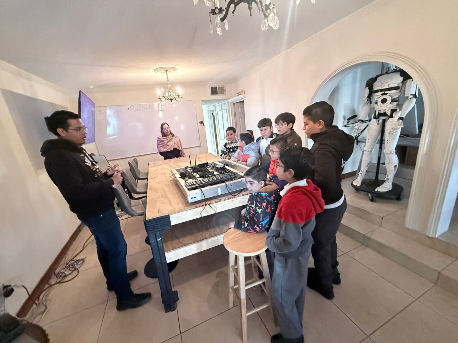 CURRUS durante actividad con visitantes