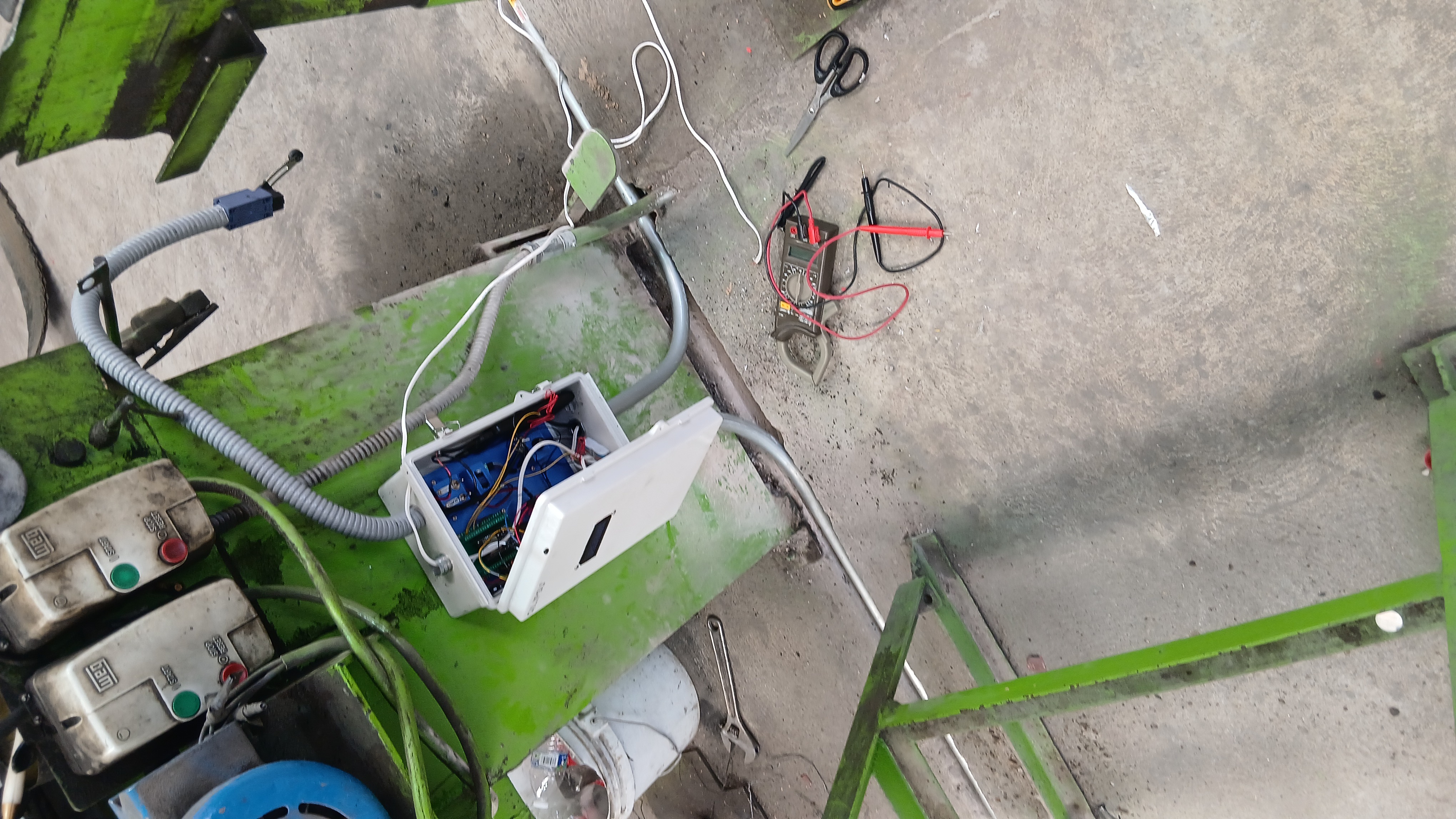 Equipo de monitoreo instalado en planta