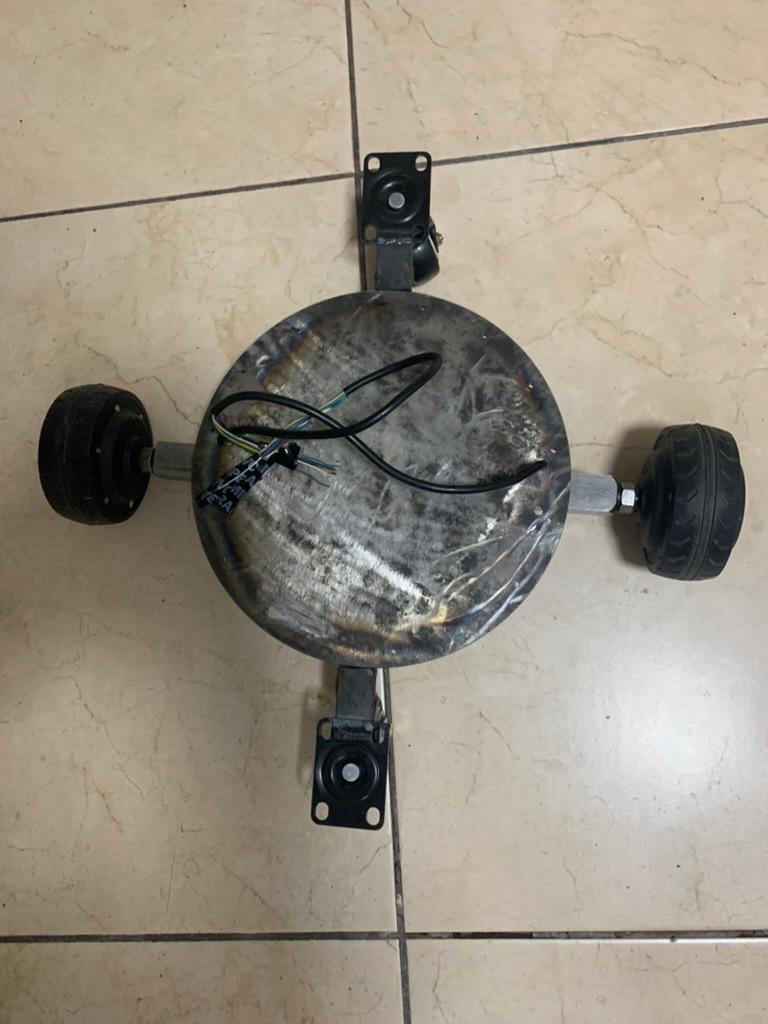 Nueva base de Andrei con cuatro ruedas y placa de metal para bajar el centro de masa