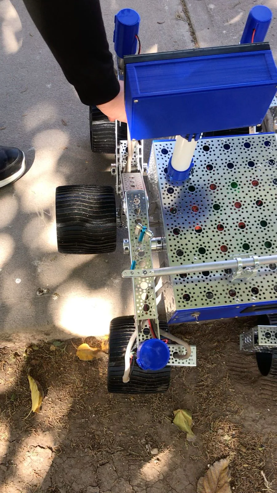 Detalle de rueda y brazo de suspensión