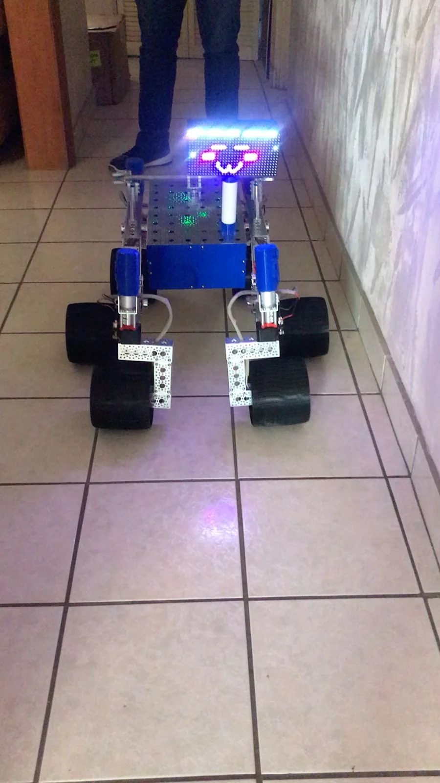 DIGGER en interior con panel LED